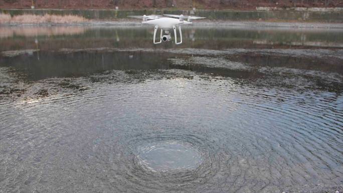 无人机在水面上盘旋