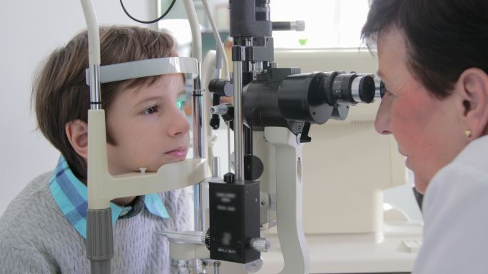 在眼科医生那里检查眼睛的小男孩