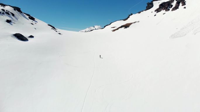 徒步旅行者走向雪山山顶