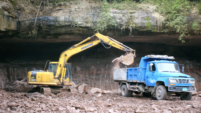 挖掘机开挖山洞
