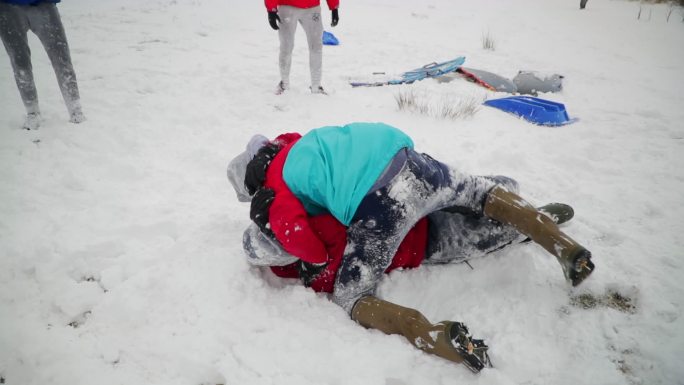 十几岁的男孩在雪中打斗嬉戏