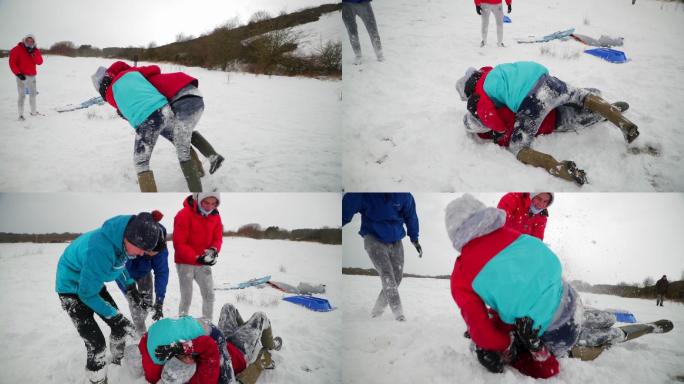 十几岁的男孩在雪中打斗嬉戏