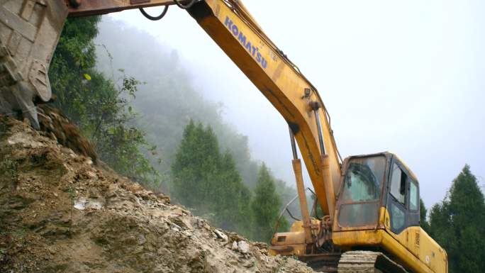 挖掘机挖山开路