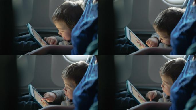 坐飞机旅行的小男孩