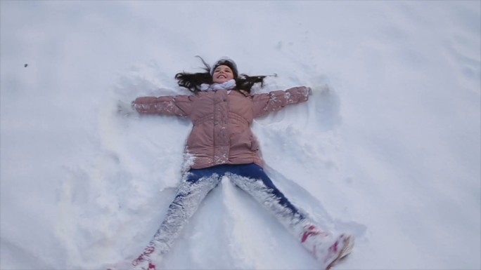 少女躺在雪上