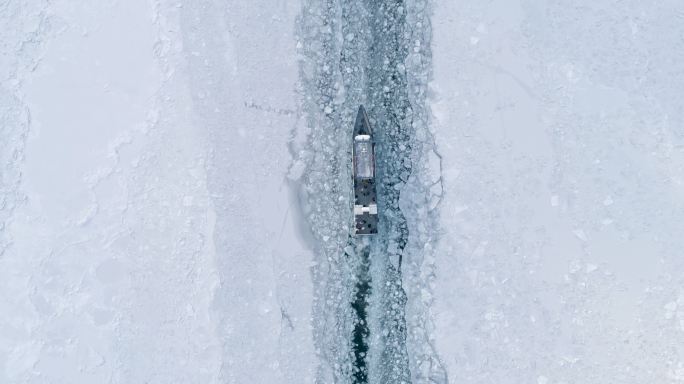 游船漂浮在结冰的湖表面
