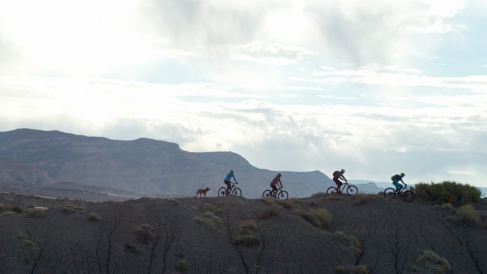 空中拍摄的四个山地自行车骑手