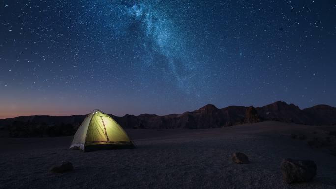 群星璀璨的夜晚斗转星移星系野营