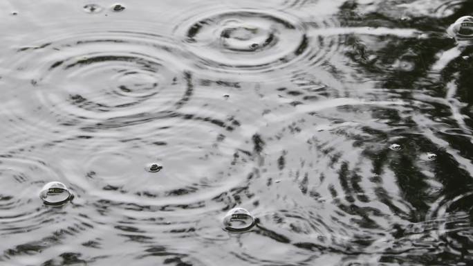 雨中湖面水滴唯美空镜