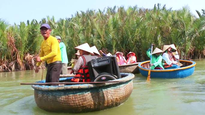 越南旅游水上簸箕船游玩