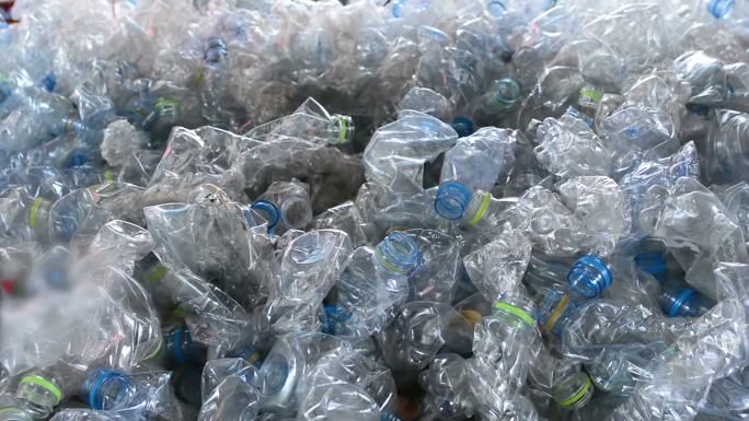 塑料瓶实拍视频素材空镜收垃圾垃圾堆
