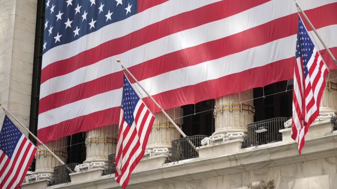 挂美国国旗的纽约证券交易所