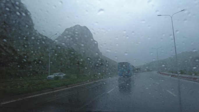 雨天开车在路上
