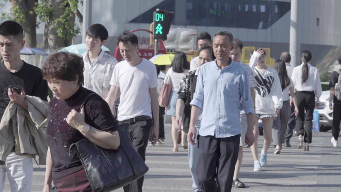 城市人行道过马路