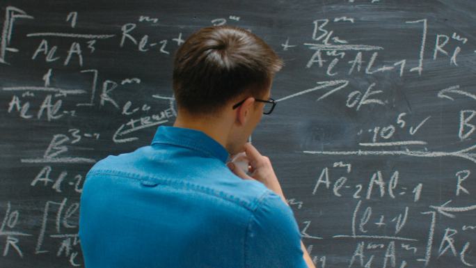 在黑板上写下复杂的数学公式。