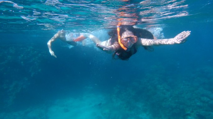 潜水海洋馆潜泳美女海中潜泳泳装美女