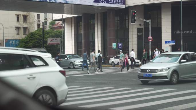 上海街道扫街淮海路过马路