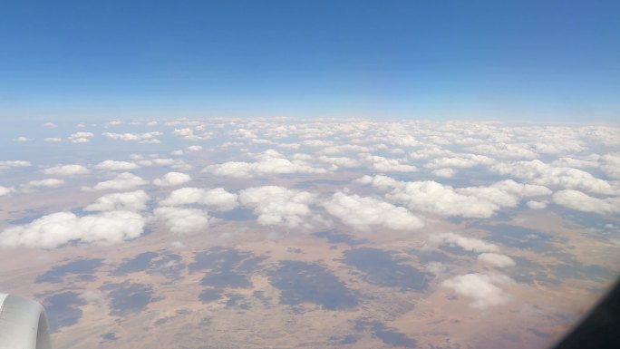 飞机窗外白云