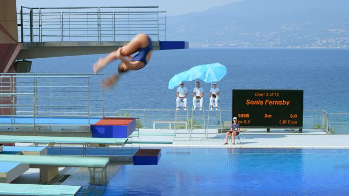 在比赛中跳水的女子