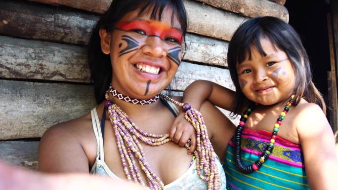 巴西土著女子与妹妹自拍