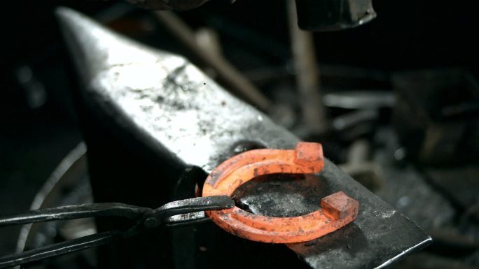 锤打热马蹄铁锻造铸造冶金冶炼打磨工匠