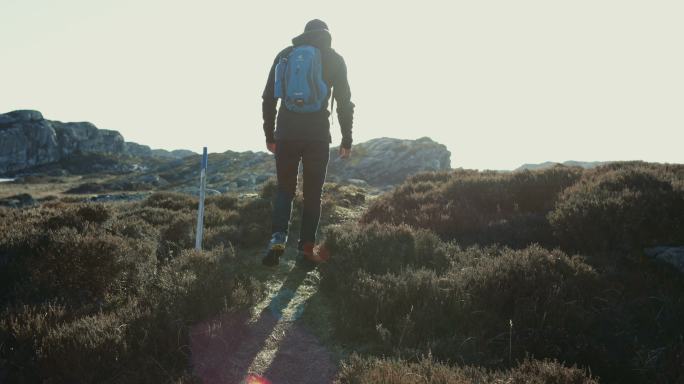 一个人登山历险记登山徒步探险旅行户外冒险