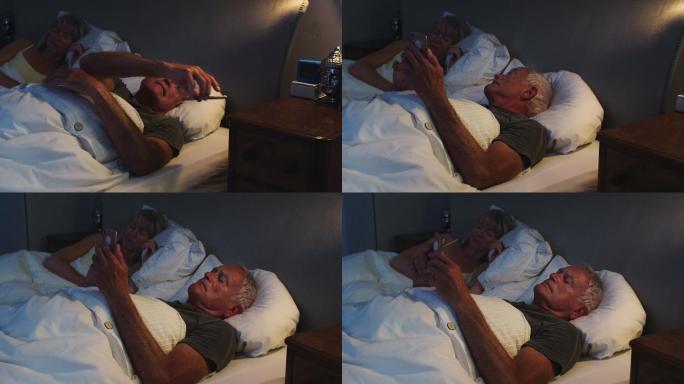 在床上使用手机的老人