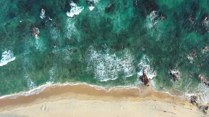 海南万宁海浪沙滩海浪拍打沙滩航拍旅拍潮汐