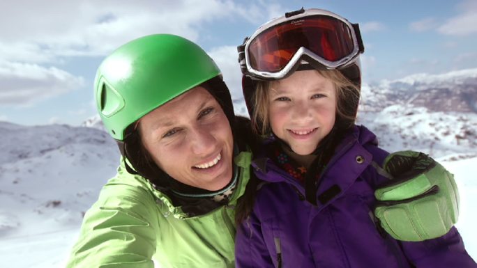 母女滑雪坡自拍视频