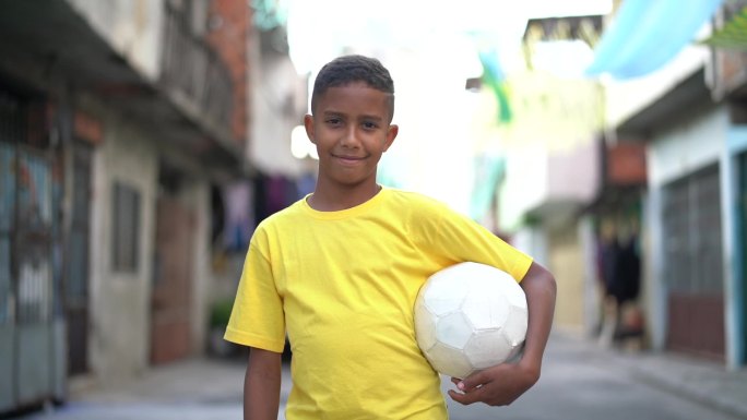 巴西小孩踢足球肖像