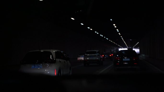 汽车穿过隧道