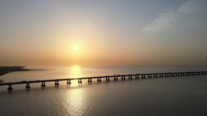 南汇新城海滩东海大桥日出