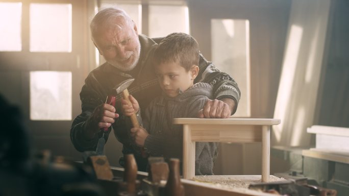 爷爷和孙子在修理家具
