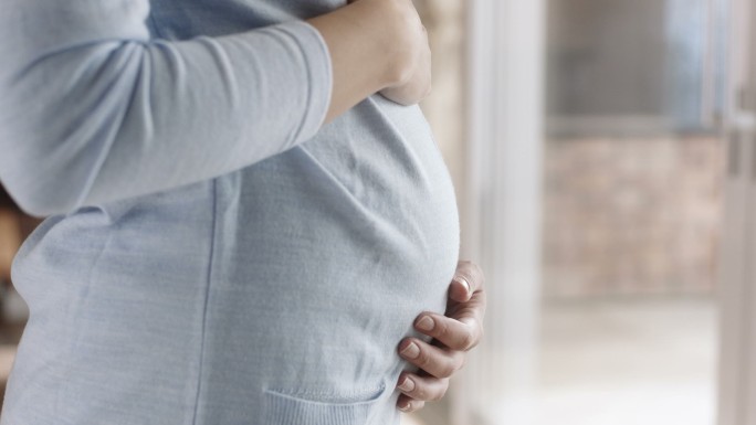 抚摸肚子的孕妇怀孕妇适龄女性三胎二孩