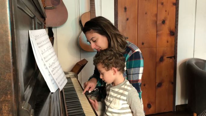 母亲教儿子弹钢琴