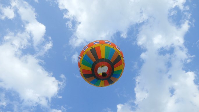 热气球映衬蓝天