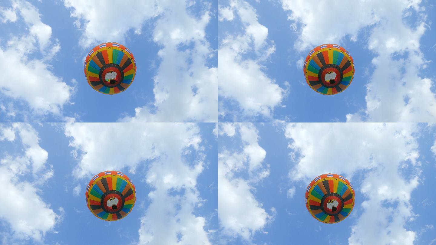 热气球映衬蓝天