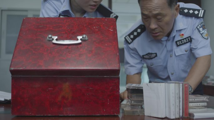 老式箱子旧磁带警察破案办案观察