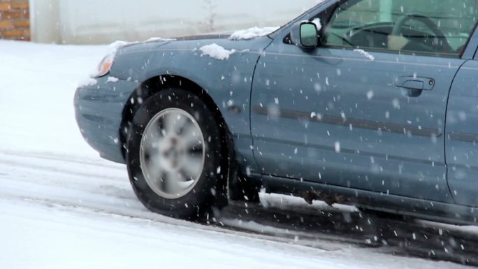 暴风雪中开车暴风雨暴风雪大雪