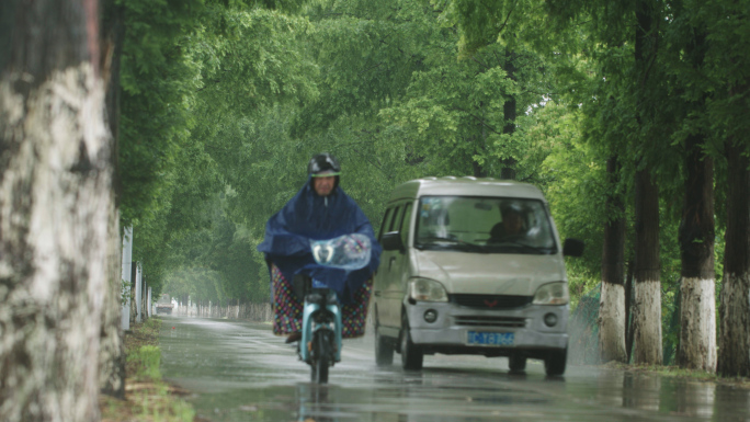 大雨中行驶的车辆