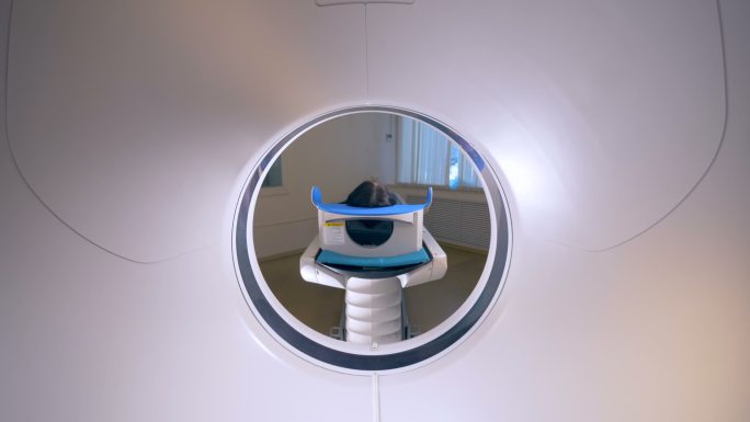 核磁共振扫描器，病人体检。