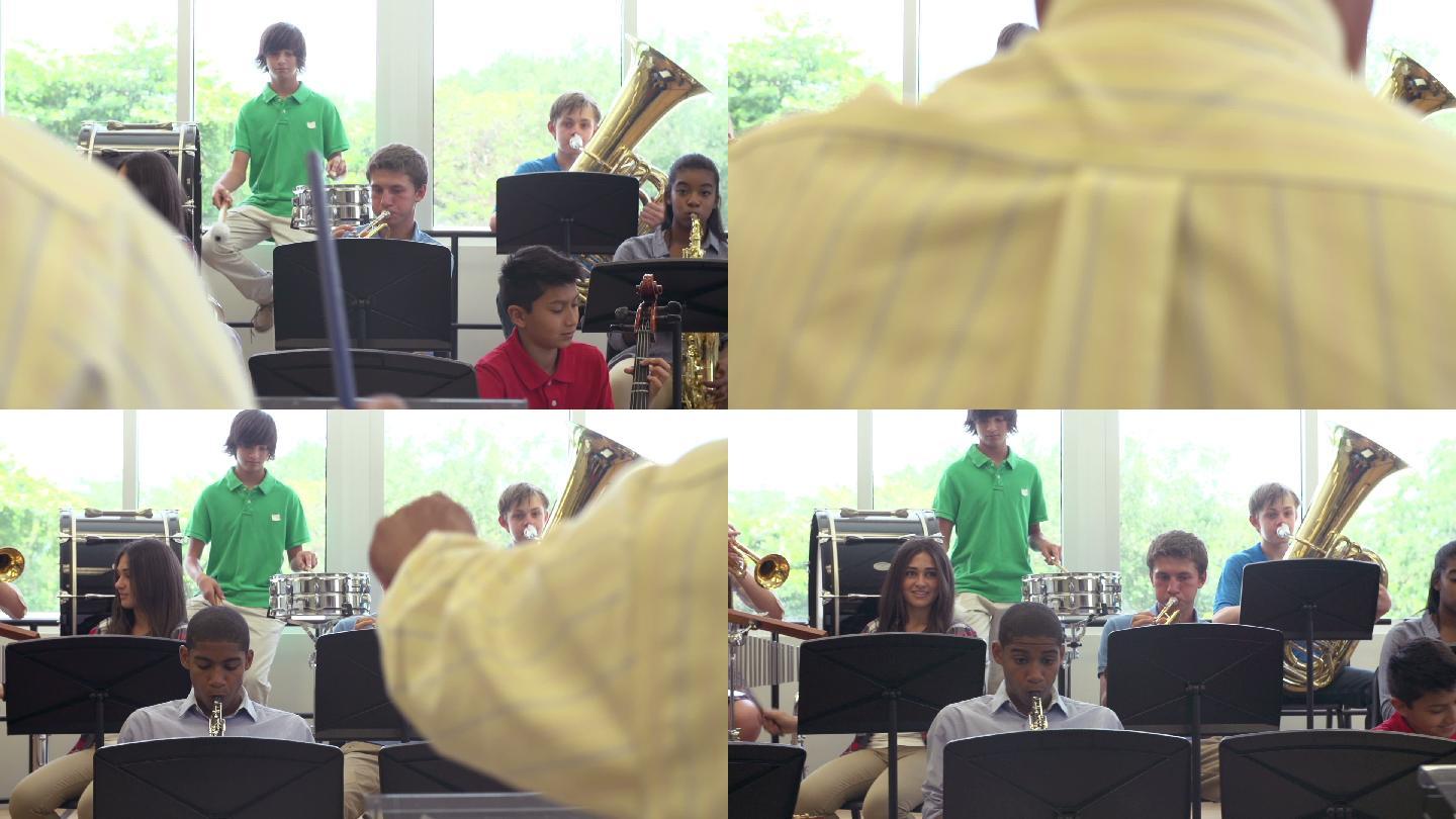 学生在学校管弦乐队演奏乐器