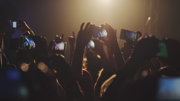 人们在音乐会上用智能手机拍摄和拍照
