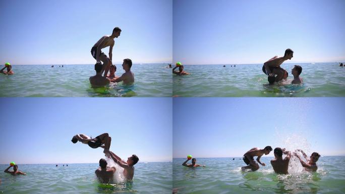 四个朋友在水里玩得很开心