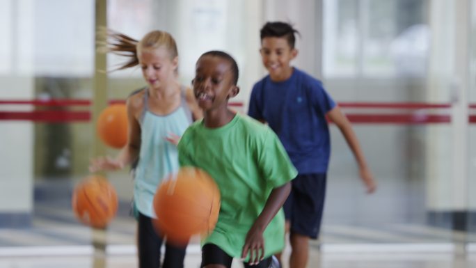 小学生在体育课上打篮球