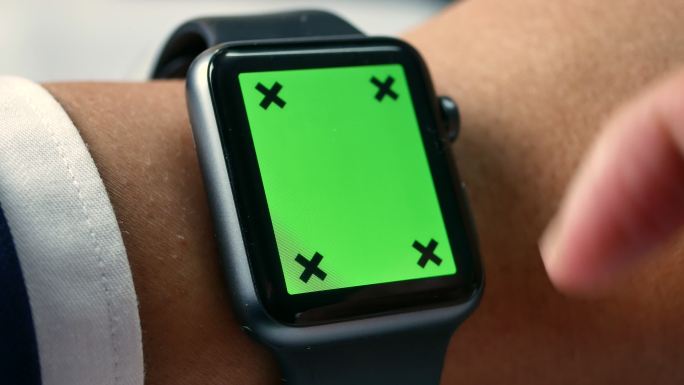 商人使用智能手表和绿色屏幕上的标记显示。