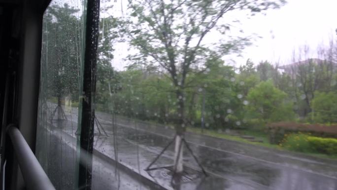 下雨车窗外车窗上水珠