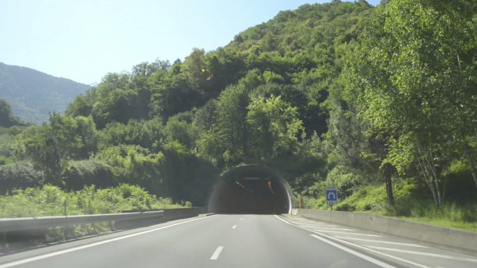 在高速公路上和隧道里加速