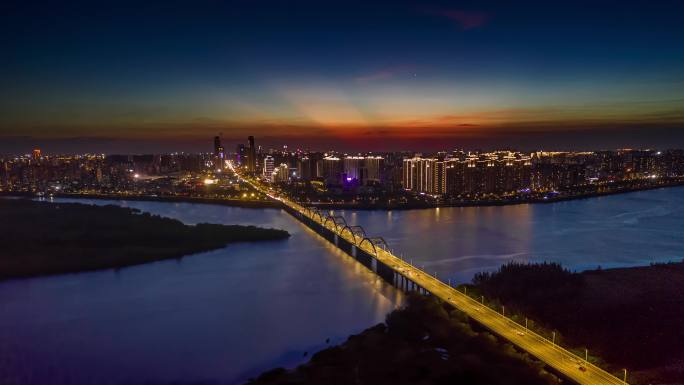 海南海口琼州大桥车流夜景晚霞云隙光4k