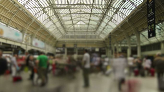 巴黎地铁站的延时摄影。